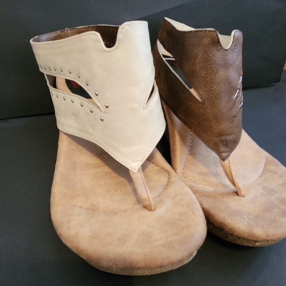 MODZORI REVERSIBLE BRIA Elegant Women's Tan and Cream Sandals - Picture 13 of 15